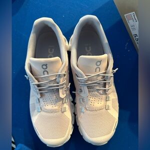 On cloud cloud 5 new in box size 5.5